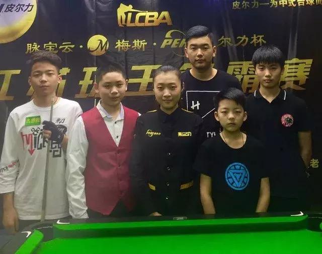 现场还原王钰栋受伤：被郑凯木背后凶狠犯规+猛踩脚踝，幸无大碍.