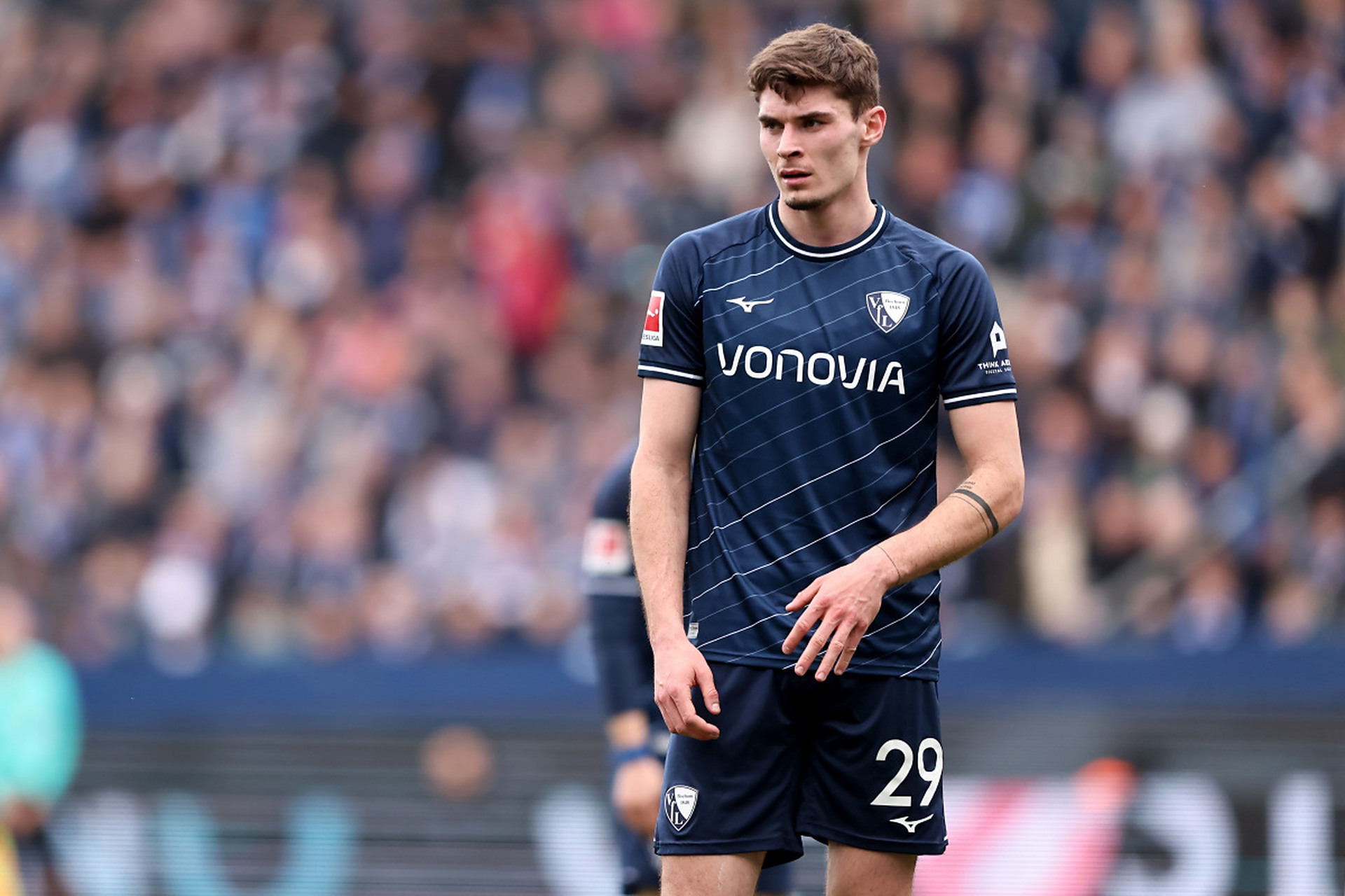 东契奇为一众球迷耐心签名！汤爹：还有哪位超级巨星能做到？