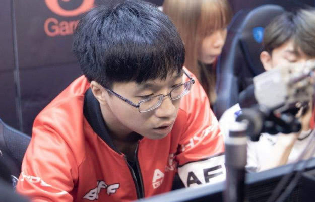 随之被钉入 随之被钉入